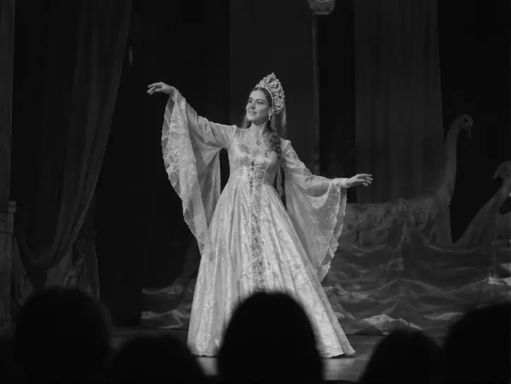 Актриса Царевна Лебедь на сцене